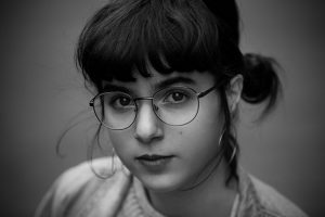 b&w portret dievca s okuliarmy-portrétnyfotograf-fotoštúdiotrnava-bussinesportrét