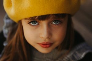 foto portret dievcata s baretkou-trnavafotograf-fotoštúdiotrnava-detskýfotograf