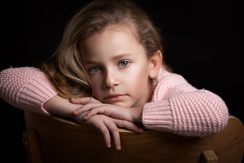 studio portret dievca na stolicke-trnavafotograf-fotoštúdiotrnava-detskýfotograf